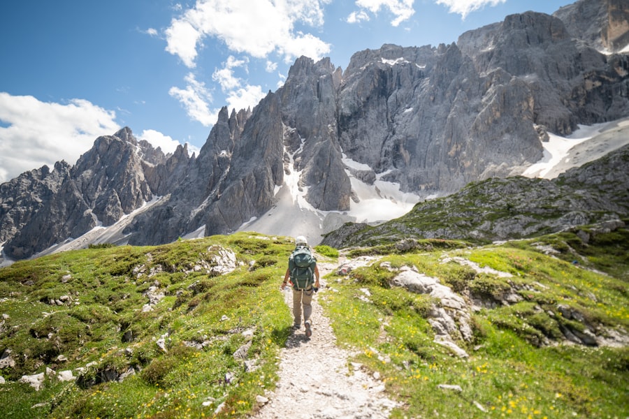 Caminhante seguindo uma trilha entre os picos das Dolomitas