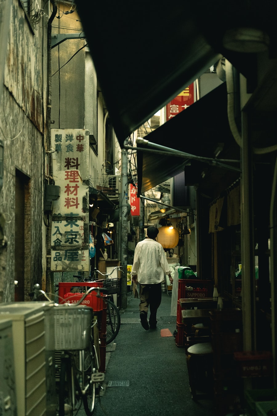 Pessoa caminhando por um beco estreito de Tokyo